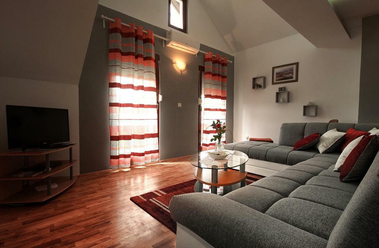 Apartment Medeni Rakovica Bagian luar foto