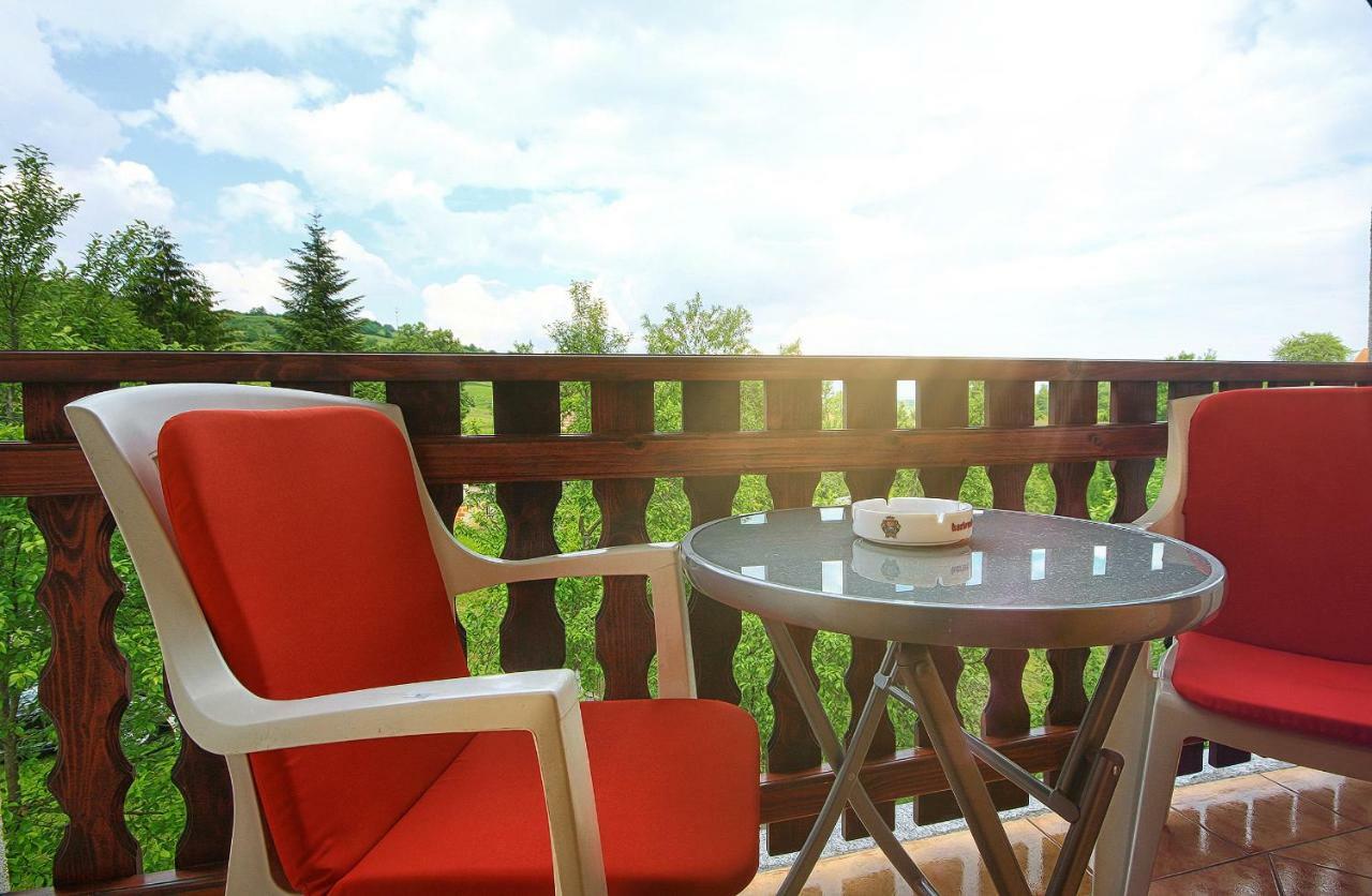 Apartment Medeni Rakovica Bagian luar foto